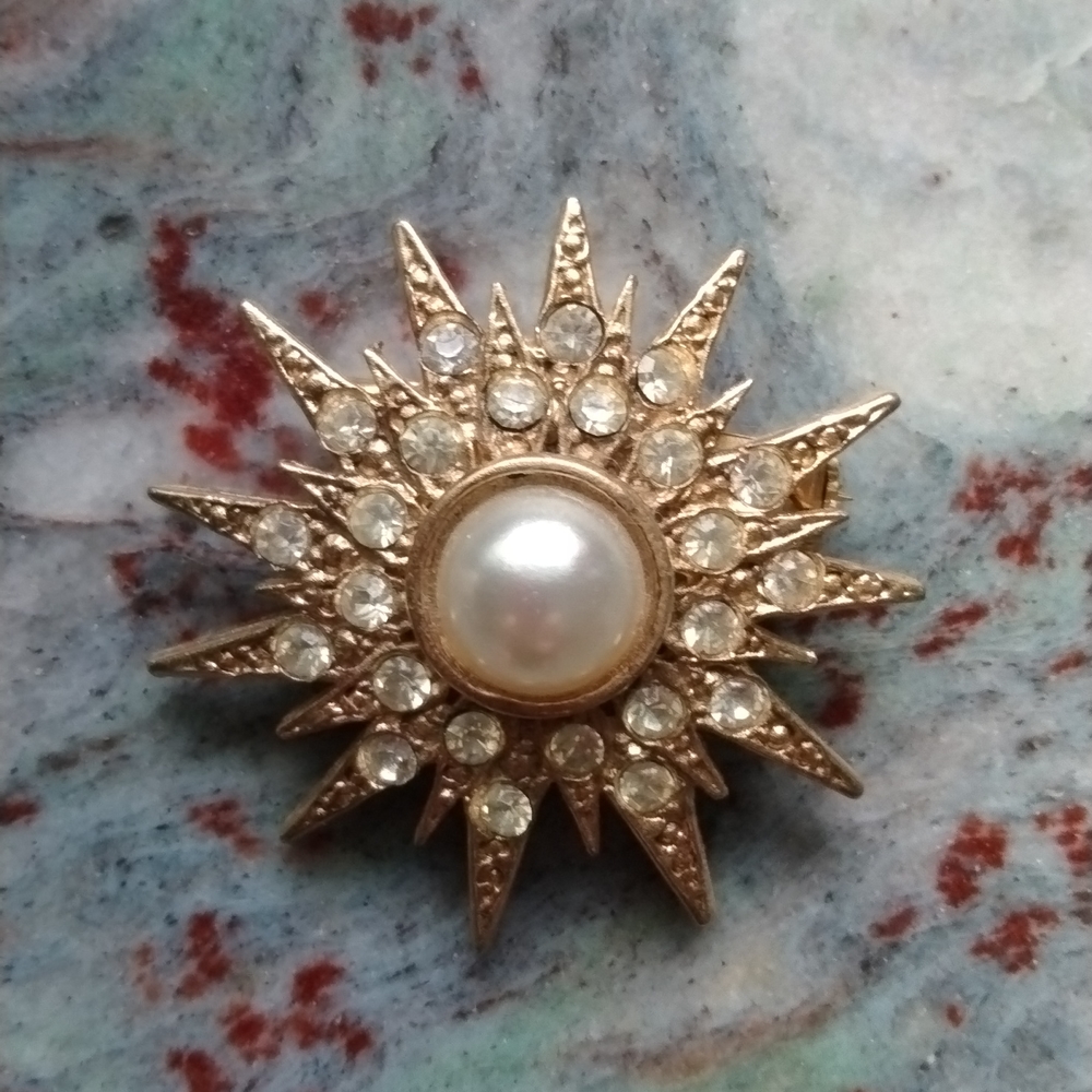 Radial brooch diamond, pearl  set in gold, vintage
